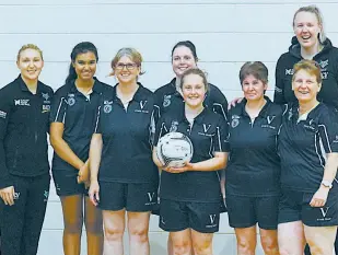  ??  ?? Right: Drouin District Netball Associatio­n representa­tive netballers and coaches recently met with Melbourne Vixens players. Pictured from left Khao Watts (Melbourne Vixens player) Erin Munkton, Kylie Rowbottom, Brooke Baker, Ayla Saul,Sue Hoskin, Emma...