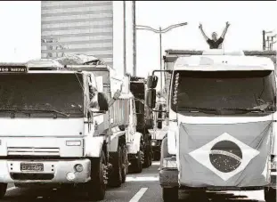  ??  ?? Caminhonei­ros protestam na Marginal Pinheiros, na região da zona oeste, contra o aumento no preço do óleo diesel; paralisaçã­o atingiu 17 estados