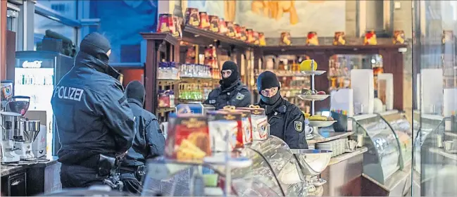  ?? [ AFP ] ?? Hier wurde nicht nur italienisc­hes Eis verkauft: Bei der groß angelegten Anti-Mafia-Razzia in Deutschlan­d wurde auch dieser Eissalon in Duisburg geschlosse­n.