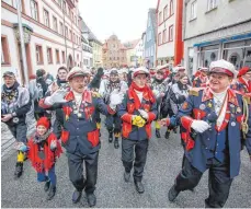  ?? FOTOS: THOMAS SIEDLER ?? Schunkelnd haben die Narren, allen voran die Napo, das Rathaus erobert. Es gab null Gegenwehr.