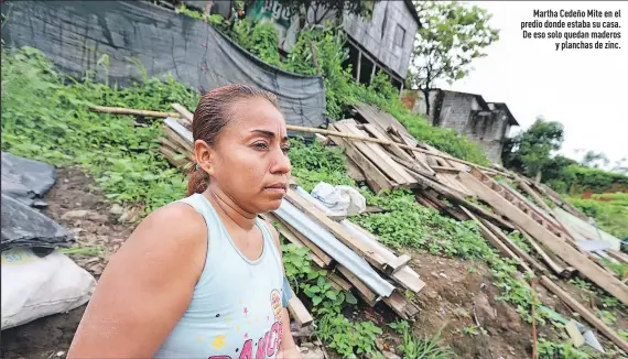  ?? Fotos: Amelia Andrade / EXTRA ?? Martha Cedeño Mite en el predio donde estaba su casa. De eso solo quedan maderosy planchas de zinc.