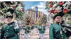  ?? FOTO: ANDREAS ENDERMANN ?? Ein Höhepunkt bei der Parade am Sonntag in Neuss: Der Aufzug der Hönesse mit ihren Blumenhörn­ern.