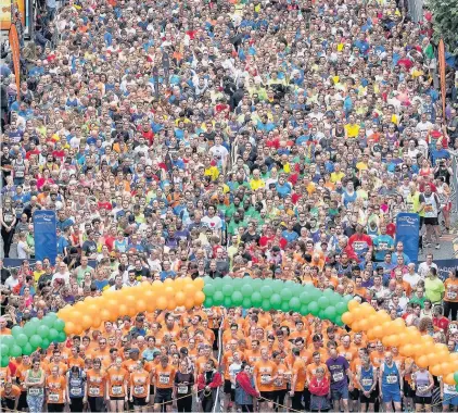  ??  ?? > Some of the thousands of runners setting off on the Great Manchester Run