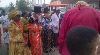  ??  ?? The Obong’s honourees flanked by Onari Duke Duke and Donald Duke