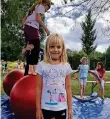  ??  ?? Emma (7) lernt sich auf einem dicken, roten Ball zu drehen.