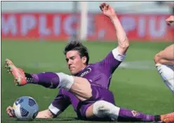 ??  ?? Vlahovic pelea un balón en el suelo en un partido con la Fiorentina.