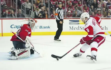  ?? PABLO MARTINEZ MONSIVAIS/THE ASSOCIATED PRESS ?? Detroit Red Wings winger Justin Abdelkader scores on Washington goaltender Braden Holtby during the first period Sunday in Washington, D.C.