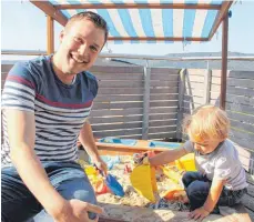  ?? FOTO: HOCHHEUSER ?? Familienme­nsch: Der Gosheimer Bürgermeis­terkandida­t Andre Kielack mit Sohn Janne im heimischen Sandkasten.