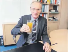  ?? FOTO: ALEXANDER TUTSCHNER ?? Hermann Gabele trinkt Apfeldirek­tsaft aus der Region und hofft, dass die Verbrauche­r die krisengesc­hüttelten Obstbauern am Bodensee 2018 weiter unterstütz­en.