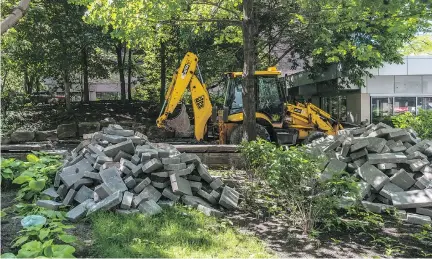  ?? DAVE SIDAWAY ?? Demolition work was underway on Friday at Jardin Domtar, a downtown green space that was sold for a condo/hotel tower project.