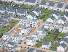  ?? FOTO: OLIVER BERG/DPA ?? Einfamilie­nhäuser in einem Neubaugebi­et: Vor allem das Umland größerer Städte gewinnt an Attraktivi­tät.