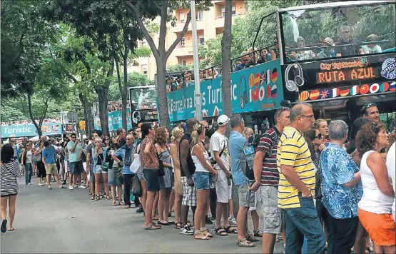  ?? KIM MANRESA ?? Largas colas de turistas para subir al Bus Turístic y continuar su recorrido en la plaza Sagrada Família