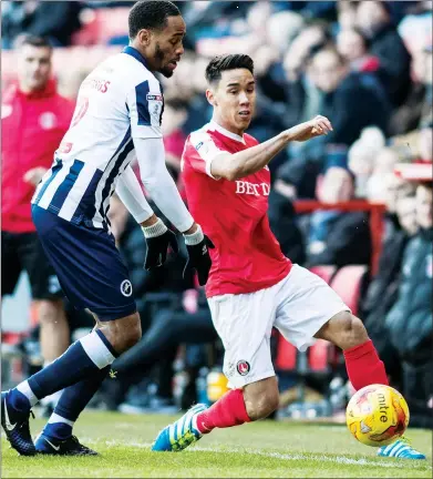  ??  ?? EYES ON THE PRIZE: Millwall defender Shaun Cummings and Charlton Athletic’s Adam Chicksen