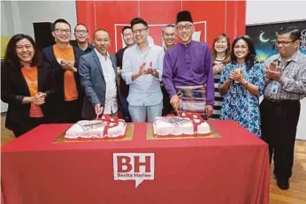  ?? PIC BY NURUL SYAZANA ROSE RAZMAN ?? ‘Berita Harian’ executive editor Datuk Ahmad Zaini Kamaruzzam­an (fourth from right) and ‘New Straits Times’ executive editor Muzli Md Zin (fourth from left) at BH’s 61st birthday celebratio­n in
Kuala Lumpur yesterday. With them is Shopee regional...