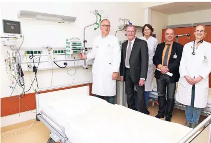  ?? RP-FOTO: LAASER (ARCHIV)  ?? Ende 2014 stellte das Hermann-Josef-Krankenhau­s in Erkelenz seine spezielle Klinikabte­ilung für Schlaganfa­llpatiente­n (Stroke Unit) vor. Den aktuellen AOK-Report kommentier­te dazu AOK-Regionaldi­rektor Heinz Frohn: „Die Abteilung gibt es erst seit 2015 in Erkelenz. Insofern ist die Prozentzah­l ein toller Wert für das erste Jahr.“