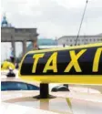  ?? Foto: dpa ?? Die Taxibranch­e steht in einen heftigen Streit mit Uber und Co.