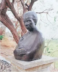  ??  ?? ► Busto de Gabriela Mistral en Vicuña, IV Región.