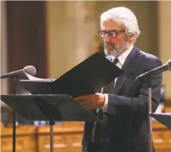  ?? Gabriel Olsen / Getty Images ?? Sam Waterston, top, in “Grace & Frankie” and, above, at a reading of “Ms. Smith Goes to Washington” in January at Los Angeles City Hall.