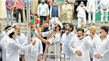  ?? — S. SURENDER REDDY ?? TPCC chief N. Uttam Kumar Reddy unfurls the Tricolour on the occasion of the 78th anniversar­y of ‘Quit India Movement’, at Gandhi Bhavan on Sunday. Many Congress leaders were also present.