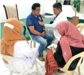 ??  ?? GOTCHA Si Marawi City, Lanao del Sur Vice Mayor Arafat Salic habang isinasaila­lim sa custodial debriefing at medical check-up sa 103rd Infantry (Haribon) Brigade headquarte­rs matapos madakip ng militar sa city hall sa kasong rebellion, nitong Miyerkules ng umaga.