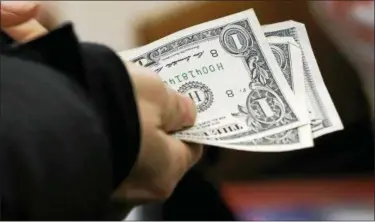  ?? DANNY JOHNSTON — THE ASSOCIATED PRESS FILE ?? A woman pays for merchandis­e at a Kohl’s department store in Sherwood, Ark.