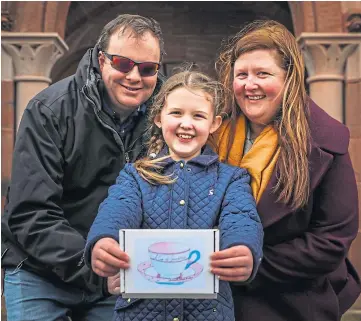  ?? Picture: Mhairi Edwards. ?? HELPING OTHERS: Arbroath schoolgirl Lily White with a cup of friendship and her parents Steven and Vicki.