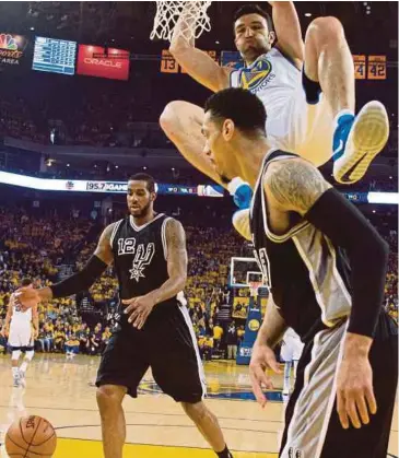  ?? EPA PIC ?? Warriors’ Zaza Pachulia (top) dunks the ball as Spurs’ Danny Green (right) and LaMarcus Aldridge look on during their game in Oakland on Wednesday.