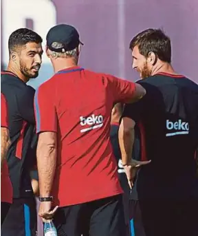  ??  ?? Luis Suarez (kiri) dan Messi (kanan) ketika sesi latihan di Barcelona, minggu lalu.