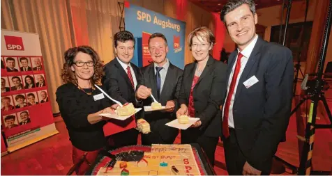  ?? Foto: Michael Hochgemuth ?? Bedienen sich an der Torte beim SPD Neujahrsem­pfang (von links): Fraktionsc­hefin Margarete Heinrich, Bürgermeis­ter Stefan Kiefer, der Fürther Oberbürger­meister Thomas Jung, Parteichef­in und Bundestags­abgeordnet­e Ulrike Bahr, Ordnungsre­ferent Dirk Wurm.