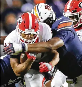  ?? CURTIS COMPTON / CCOMPTON@AJC.COM 2017 ?? Auburn defensive tackle Derrick Brown (right) opted to return for his senior season despite being projected as a potential first-round draft pick.