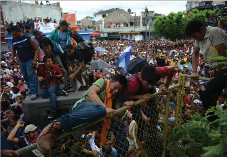 ?? Picture: Oliver de ROS/AP ?? „ Thousands of Honduran migrants rush across the border towards Mexico, in Tecun Uman, Guatemala.