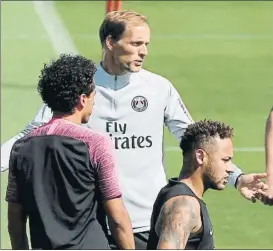  ?? FOTO: AP ?? Thomas Tuchel junto a Marquinhos y Neymar en un entrenamie­nto del PSG