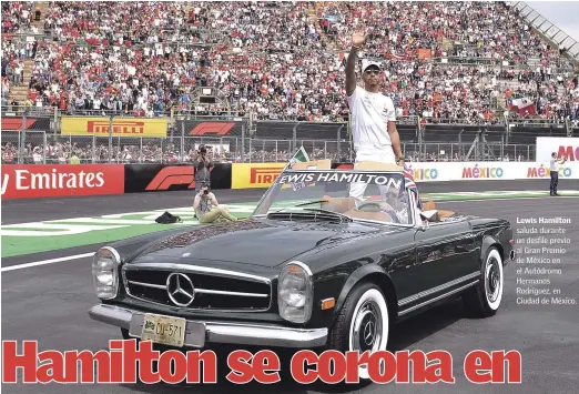 ?? AP ?? Lewis Hamilton saluda durante un desfile previo al Gran Premio de México en el Autódromo Hermanos Rodríguez, en Ciudad de México.