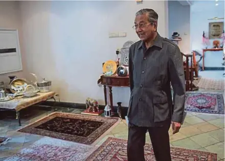  ?? BERNAMA PIC ?? Prime Minister Tun Dr Mahathir Mohamad at a briefing session for RTM and Bernama at his residence in Seri Kembangan yesterday.