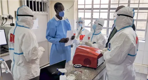  ??  ?? Members of a Chinese medical aid team communicat­e with local medical workers in Juba, South Sudan, on August 21, 2020