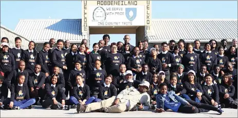  ??  ?? CLEAN-UP: Pupils from different schools in the city filled 100 refuse bags with litter, to mark the 100 years for Mandela at Robben Island this week.