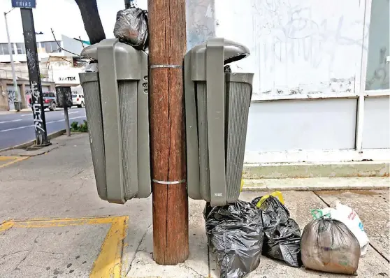  ?? FERNANDO CARRANZA ?? Han sido criticados por generar focos de infección ante la costumbre de la población de acumular residuos en torno a ellos