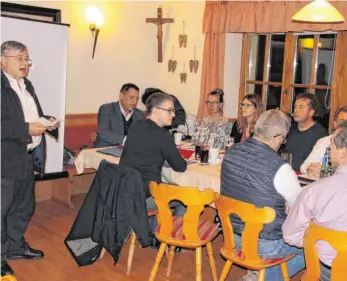  ?? FOTO: FRANK CZILWA ?? Vor dem eigentlich­en Beginn der Gemeindera­tssitzung gab Pater Superior Alfons Schmid als Gastgeber auf dem Dreifaltig­keitsberg einen geistliche­n Impuls für das neue Jahr.