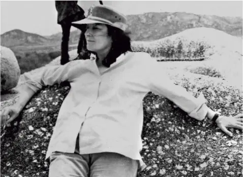  ??  ?? Lina Bo Bardi durante le riprese del film A compadecid­a di George Jonas, 1968.