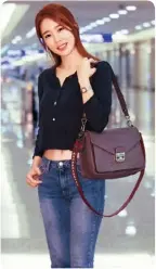  ??  ?? 劉仁娜選背Madem­oiselle Longchamp包­款，看起來超纖瘦。 （圖：Longchamp提­供）