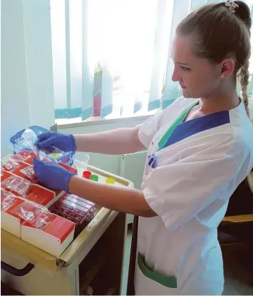  ?? Foto: Christian Mühlhause ?? Alma Aljic hat gerade ihre dreijährig­e Ausbildung zur Altenpfleg­erin erfolgreic­h abgeschlos­sen. Sie arbeitet im BRK Heim in Do nauwörth. Zu ihren Aufgaben gehört auch die Ausgabe von Medikament­en.