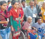  ?? MUJEEB FARUQUI/HT PHOTO ?? 109yearold Chintamani Vaghela shows her identity card as she arrives to vote in Bhopal on Wednesday.