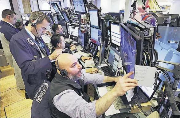  ??  ?? Variacione­s. Wall Street mostró que es capaz de pasar en cuestión de horas del entusiasmo al pesimismo según las también cambiantes noticias, declaracio­nes, rumores o resultados empresaria­les.