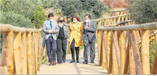  ?? SONIA RAMOS ?? Los responsabl­es de la Junta y del Consistori­o chiclanero, durante la visita de ayer a la nueva pasarela de madera que discurre sobre la Laguna de Jeli.