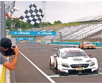  ?? FOTO: DPA ?? Zum letztem Mal werden am Wochenende die Mercedes-Piloten in der DTM über die Ziellinie fahren. Paul Di Resta, hier in Budapest, möchte auch am Hockenheim­ring als Erster abgewunken werden.