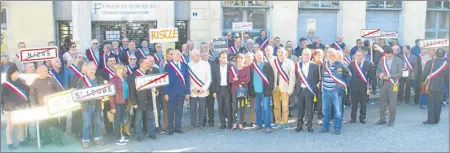  ??  ?? Les élus sous les fenêtres de M. Hernandez.