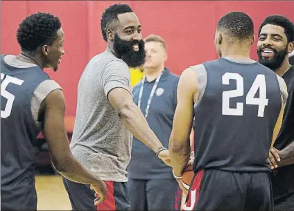  ?? FOTOS: AP ?? Reunión de cracks en Las Vegas 25 de los mejores jugadores de la NBA se dan cita estos días en el ‘traning camp’ del Team USA con vistas a crear un equipo para el Mundial de China 2019