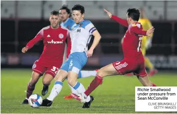  ?? CLIVE BRUNSKILL/ GETTY IMAGES ?? Richie Smallwood under pressure from Sean Mcconville
