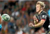  ?? BRUCE LIM/ PHOTOSPORT ?? Chiefs first five-eighth Damian McKenzie’s hip injury could keep him out of Friday’s match against the Hurricanes.