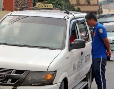  ?? Photo by Milo Brioso ?? SCRUTINY. Land Transporta­tion Office-Cordillera enforcers conduct checkpoint at the city's thoroughfa­res to check on vehicle registrati­on and traffic safety.